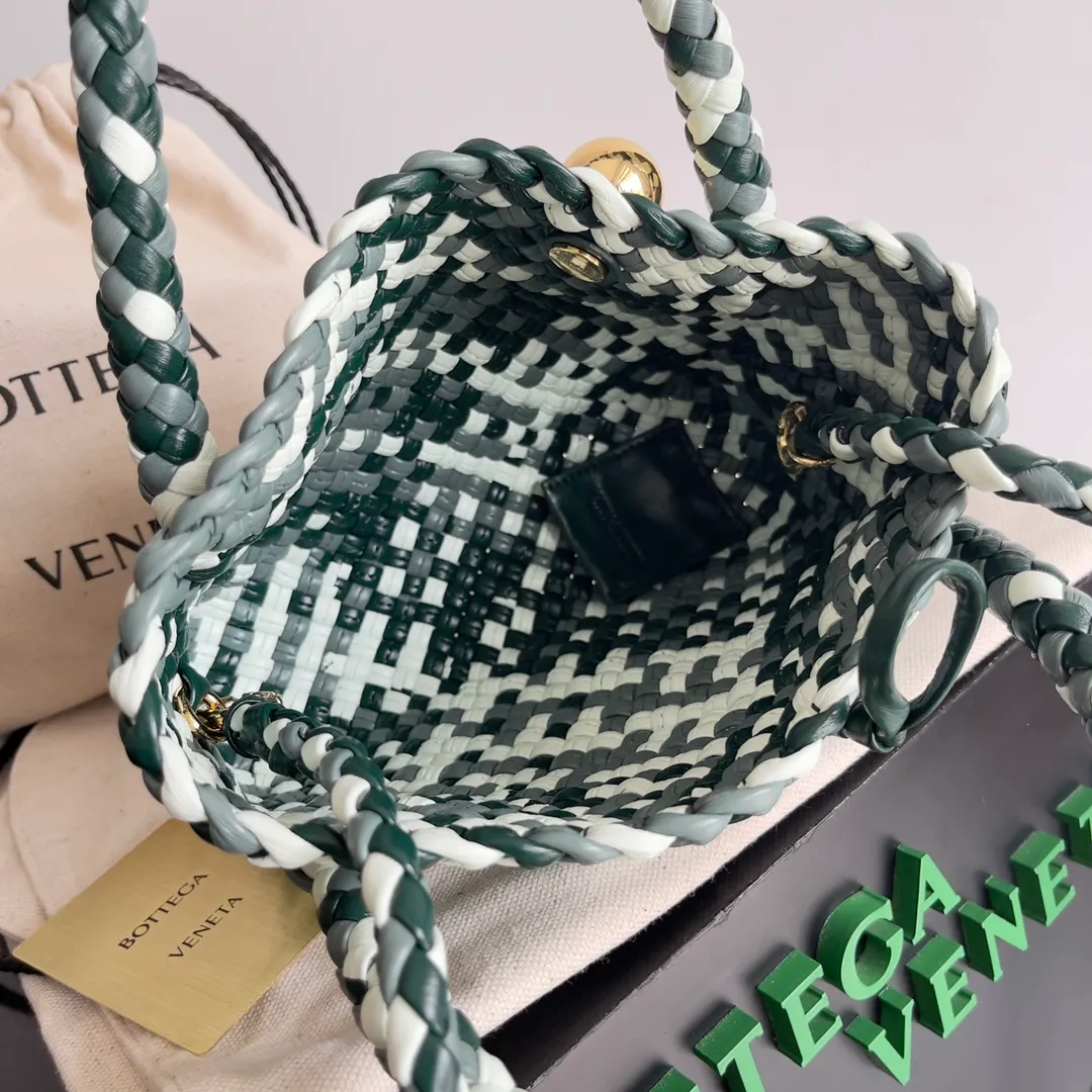 Batch 3760 BV collectible small woven handbags are really YYDS!! Bottega Veneta’s most classic small woven handbags are back! ! We use the highest quality leather with the highest craftsmanship❤️ to create the most expensive works. We have created the Intrecciato leather weaving process❤️ This unique traditional exclusive leather weaving method has not only become our logo but also reflects the time-consuming and labor-intensive craftsmanship of our products❤️ The new TOSCA handbag must be a selection worth collecting🆕 Style number: 776755 Size: 20*15.5*7cm